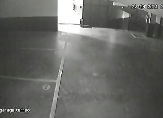 Le fond d’une piscine cède et toute l’eau se déverse dans un parking