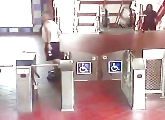 Un agent de sécurité met KO un client d'un coup de poing