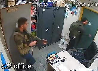 Ils se cachent dans un congélateur pour échapper au hamas