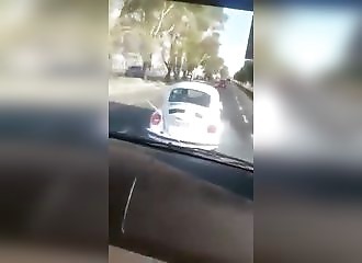 Ce rageux percute une voiture, il tombe sur une bande de malades !