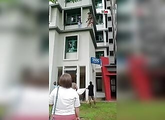 A child trapped on the 3rd floor is saved by a passer-by