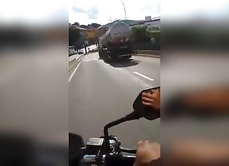 Un gros cinglé endommage son camion-citerne !