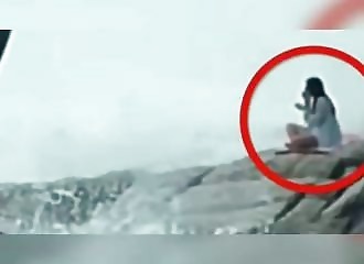 Actrice russe emportée par une vague lors d'une séance de yoga sur une île en Thaïlande