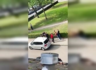 un chauffeur DHL frappe des clients en pleine rue