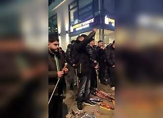 Des bandes s'amusent à lancer des feux d'artifice sur les gens en Allemagne