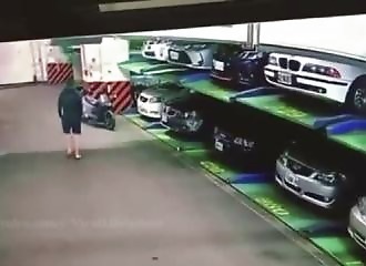 Une voiture tombe (pratiquement) sur la tête d’un scootériste