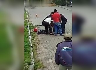 Des types bourrés tentent de ramener leur pote à la maison