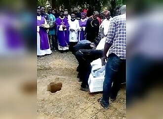 Very bizarre: A woman is buried standing up (Warning - shocking)