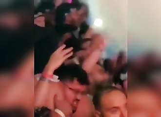 Son mâle veut lui faire plaisir, mais il n'en peut plus !