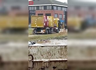 Vidéo virale : éboueur pousse cycliste dans l'eau sans pitié