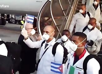 Des médecins cubains débarquent en Italie pour prêter main-forte au personnel hospitalier