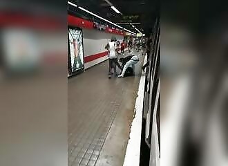 A man is beaten by a group in the Barcelona metro