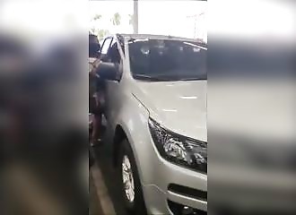 Un voleur s’introduit dans une voiture et n’en ressort plus…