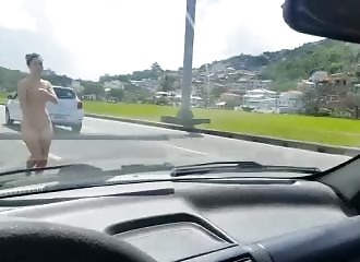 Surprise en train de tromper son mari, elle tente de s'enfuir en rentrant dans la voiture d'un inconnu !