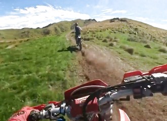 Moto tout-terrain : ce dépassement au ras du vide impressionne