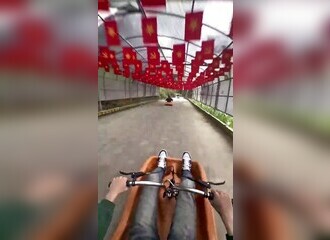 Il maîtrise le karting le plus dangereux du Vietnam comme un pro