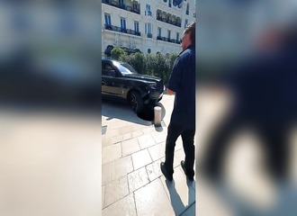 Monaco : ce SUV de luxe s'empale sur une borne de sécurité