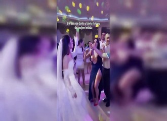 Elle danse à côté de la mariée, sa robe décolletée vole toute la vedette