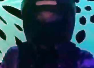 Lors d'une soirée illégale, un policier mixe en tant que DJ