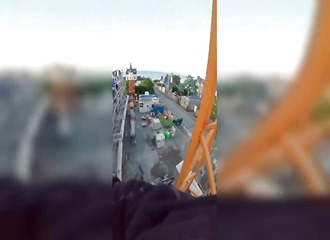 Il descend en rappel à toute vitesse et réalise in extremis que sa corde est trop courte