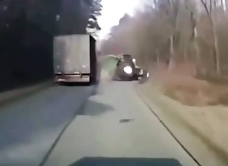 Un camion tente de doubler un tracteur (FAIL)