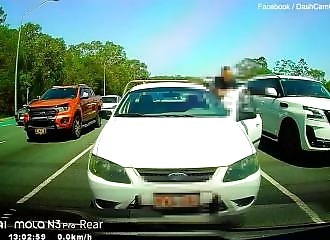 Brisbane: intense brawl between two men in the middle of a traffic jam