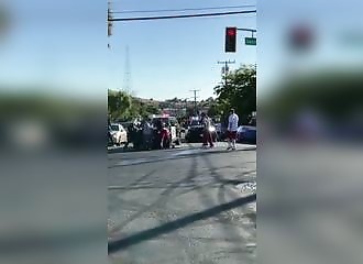 Des voyous bloquent la route à une voiture de police lors d'une course poursuite