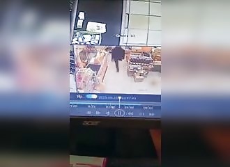 Un unijambiste cambriole une boutique d'alcool en sautillant