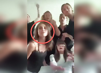 La première ministre finlandaise fait la fête, l'opposition la critique