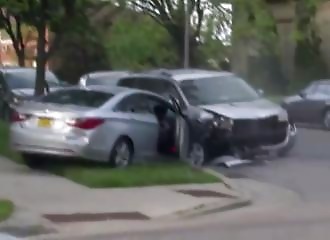 Une équipe de journalistes à Milwaukee filme le moment où une voiture volée percute des voitures stationnées