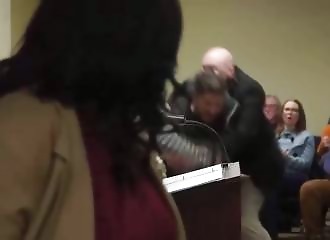 Liquid thrown at an American politician: the controversial video