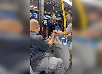 Ce fou crache sur un passager avant de sauter par la fenêtre d'un bus !