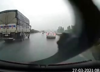 Elle traverse la chaussée n’importe comment et frôle le pire