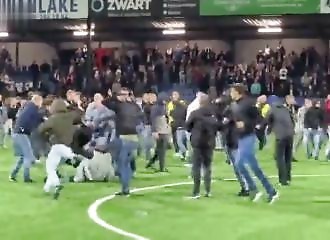 Baston après un match de foot aux Pays-Bas