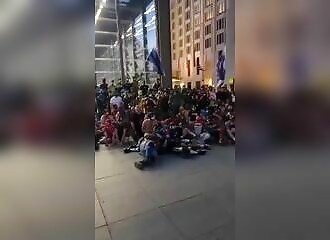 1000 personnes s'identifiant comme des chiens se rassemblent dans une gare allemande