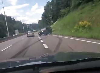 Chef d'un mouvement anti-islam se fait renverser sur la route par une musulmane mécontente