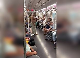 Il vole la nourriture d'une inconnue dans le métro !