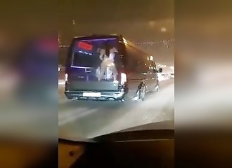 Au beau milieu de l’autoroute, deux strip-teaseuses font le show à bord d'une camionnette