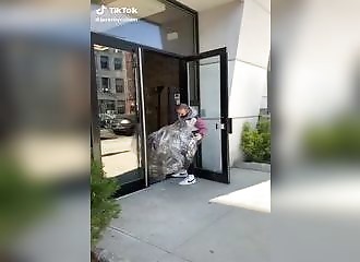 En plein confinement, il obtient un rencard avec une fille (New York)