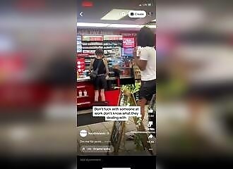 Un groupe de jeunes taquinent le mauvais employé (qui leur tire dessus)