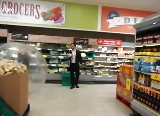 Pour ne pas chopper le CoviD-19, elle part faire ses courses dans une boule zorb (Angleterre)