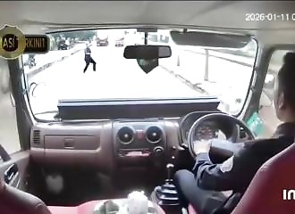 Road kamikaze: he jumps in front of a truck traveling at full speed