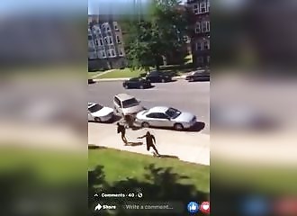 Elle prend du plaisir en filmant une bagarre de rue, puis s'affole lorsque les individus tirent sur son bâtiment 