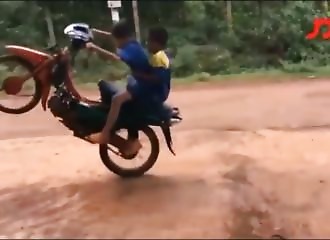 Des enfants font une roue arrière sur une moto (FAIL)