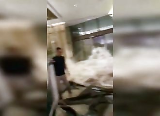 un hotel de Hong Kong se fait inonder en quelques secondes 