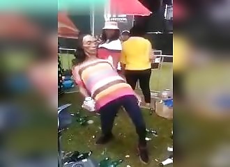 Prenez plaisir à admirer les talents de danseuse de cette femme-homme !