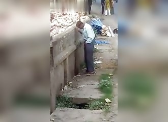 Un homme se nettoie les yeux avec sa propre urine…