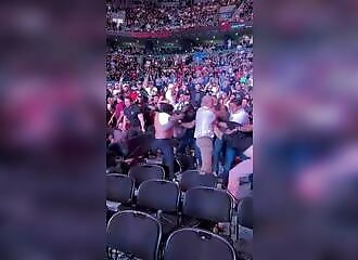 Bagarre lors d'un combat UFC, un gars met KO deux types à la suite