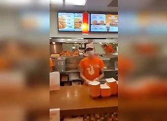 Un transexuel pète un plomb lorsqu'on l'appelle monsieur !