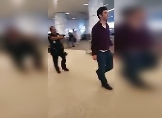 Il refuse de s'arrêter au contrôle d'un aéroport, ça se termine mal pour lui !